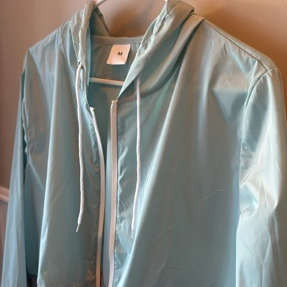 LN RAINCOAT SUOER LIGHTWEIGHT HOOD POCKETS BUNGEES TO ADJUST, SIZE MEDIUM - Picture 11 of 17